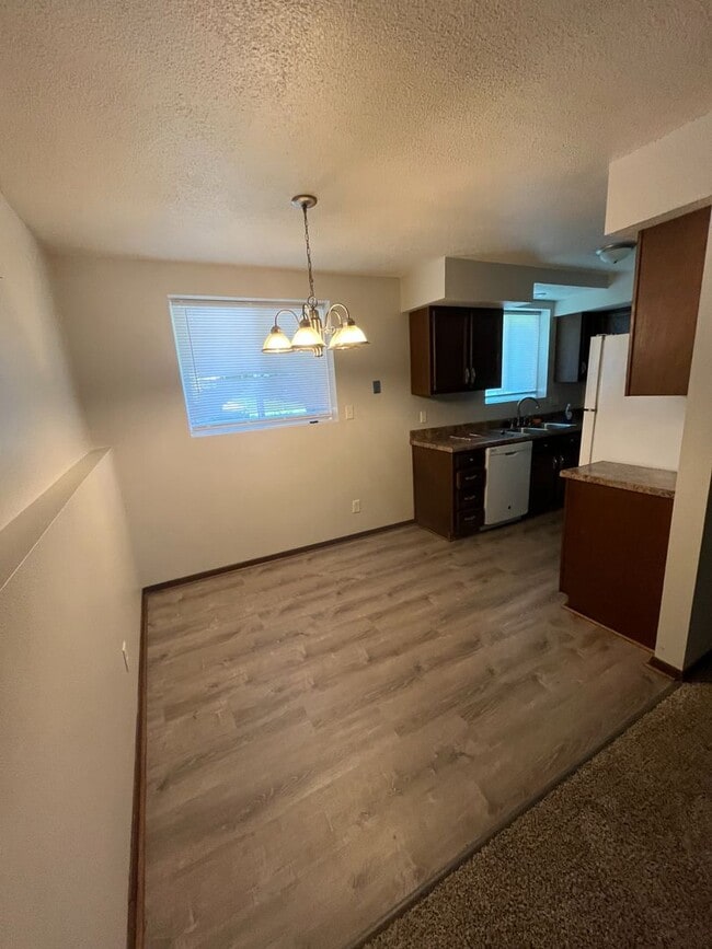 Building Photo - 806 Cedar River Dr NW