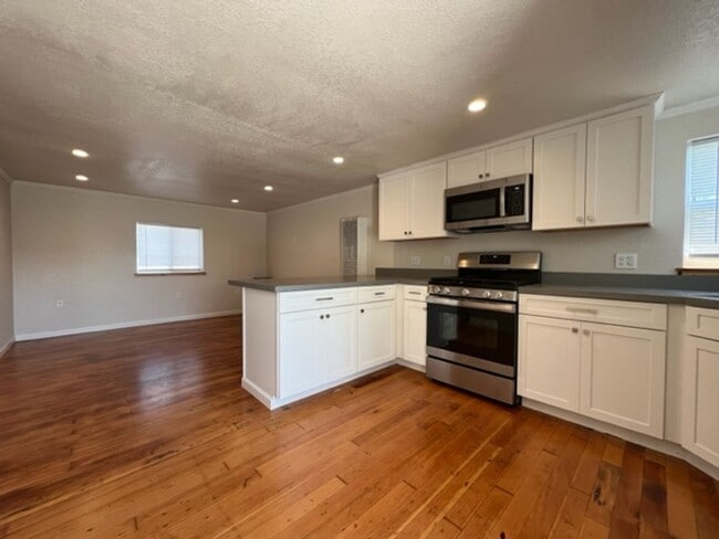 Building Photo - East Eureka! Top to bottom remodel, 2/1 house w/ garage