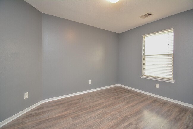 Building Photo - 917 Almond St