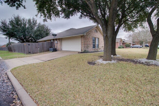 Building Photo - Arrowhead Estates Home