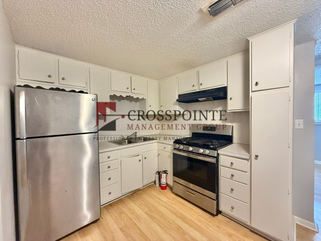 Building Photo - 1 Bed 1 Bath at Broadway Apartments! All Bills Paid!