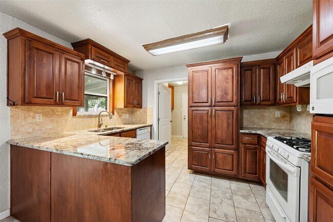Building Photo - 2506 Oak Ln