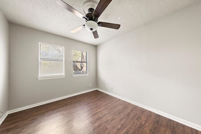 Building Photo - Two Story Townhouse with Natural Setting - Water Included