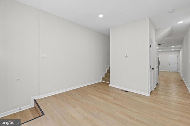 Building Photo - 4 Bedrooms 3 Bathrooms