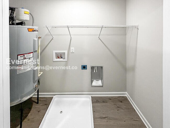 Building Photo - Limited Time Special Offer / 2 Bed/ 2.5 Bath Townhome with Off-Street Parking / Pet-Friendly / Co...