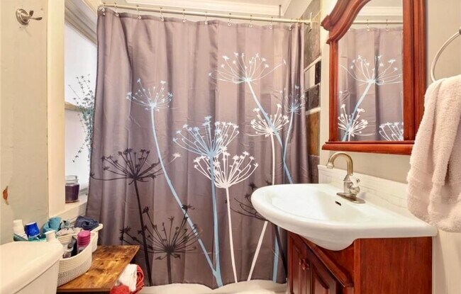 Building Photo - 1033 E 5th St