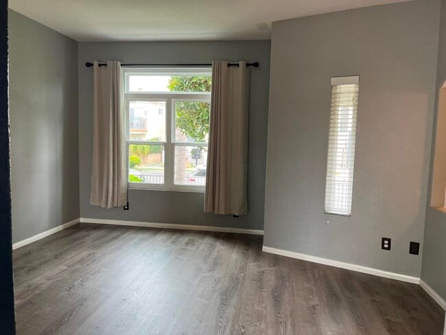 Building Photo - 2Bed/2.5Bath Condo Near Downtown Oceanside...