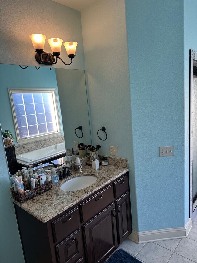 Building Photo - Available March 1st!  Modern 5-Bedroom 4-Bathroom Home in SW Bentonville