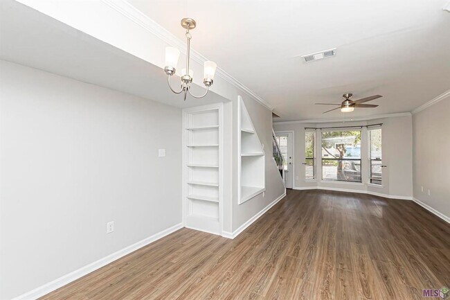 Building Photo - 2 Bedroom Townhome off Jefferson & Bluebonnet Blvd- Pet Friendly