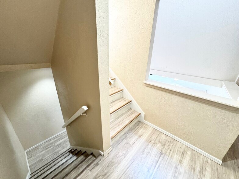 Building Photo - 401 NE 115th St