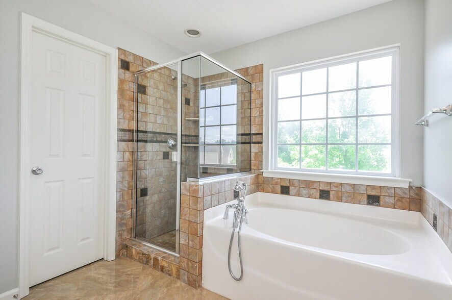 Building Photo - 401 Pyracantha Dr