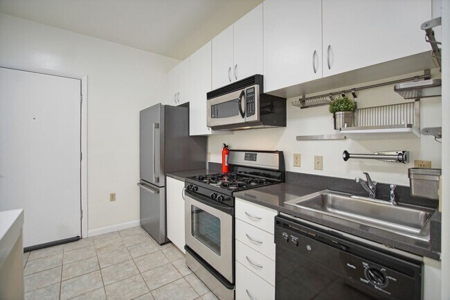 Building Photo - Logan Circle! //Professionally Managed & Recently Renovated // Studio  // Open Floor-Plan in a Mo...