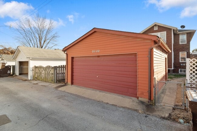 Building Photo - 4955 Tholozan Ave