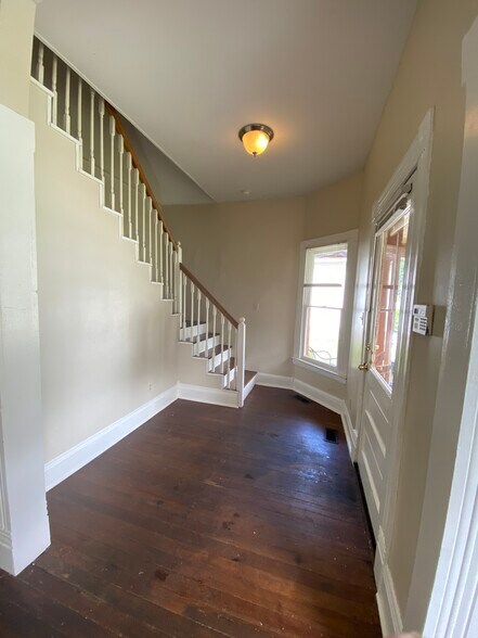 Foyer - 339 Oldham Ave
