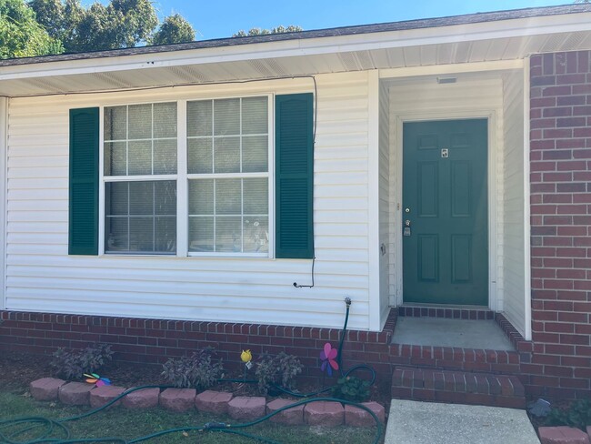 Building Photo - Two Bedroom Unit in Bustling 9 Mile Area i...