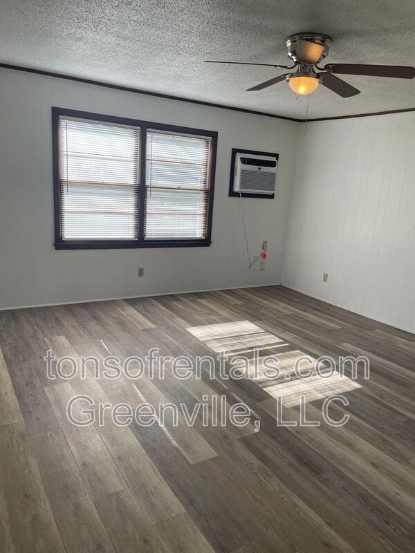 Building Photo - 214 Oakway Ave