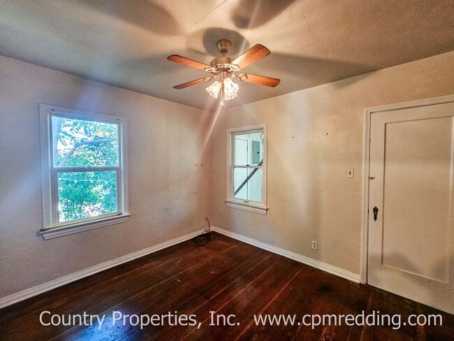 Building Photo - Downtown 3-Bedroom with Old World Charm and Modern Amenities!