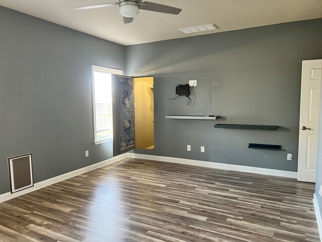 Building Photo - Renovated 3-bedroom Home in Huttoparke