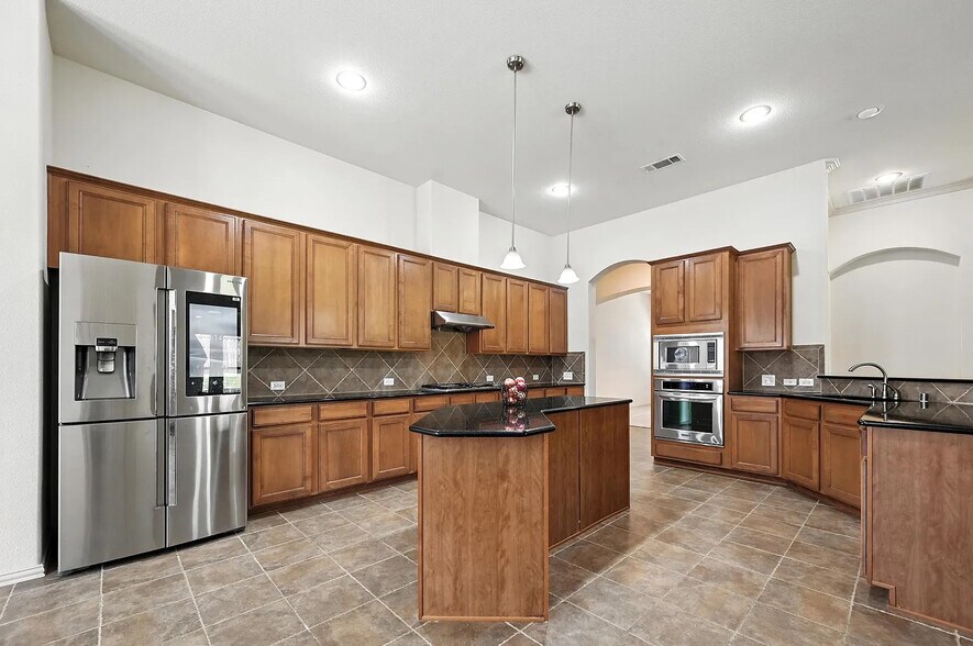 Building Photo - Room in House on Smoke Tree Dr