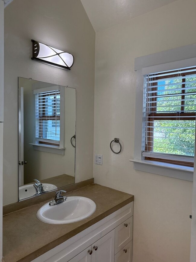 Building Photo - Studio townhouse with attached garage close to Downtown SLO