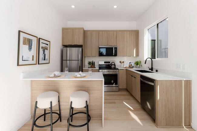 Building Photo - Private Yard, Laundry, Luxurious and Newly Built