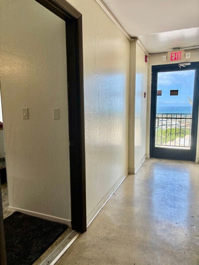 Building Photo - Executive Ocean Views, Fresh Interior