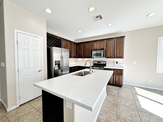 Building Photo - 3 Primary Bedrooms + Loft in Mountain's Ed...
