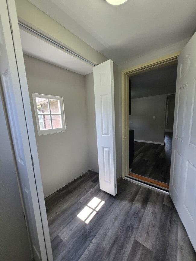 Building Photo - 317 6th Ave N