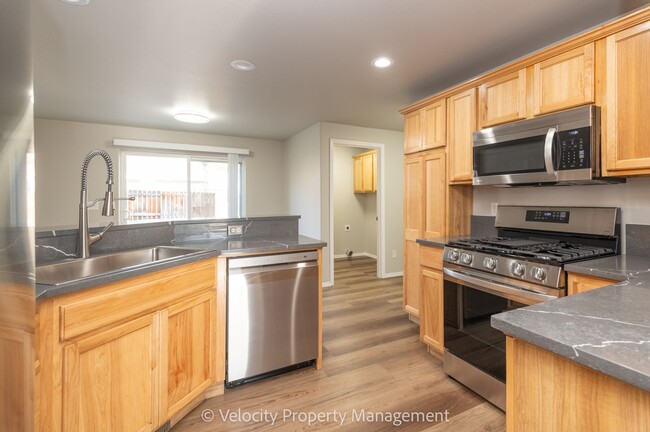 Building Photo - Beautifully Remodeled 4 Bedroom + Office H...