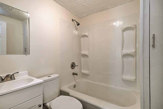 Building Photo - Modernized Historic 2 Bedroom 1 Bath Home For Rent in Johnson City, TN