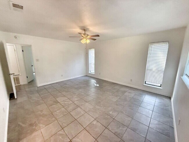 Building Photo - Single-Story Corner Lot w/ Circular Driveway!