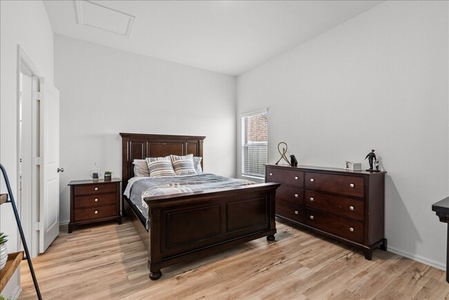 Building Photo - 512 Maple Bnd Ln