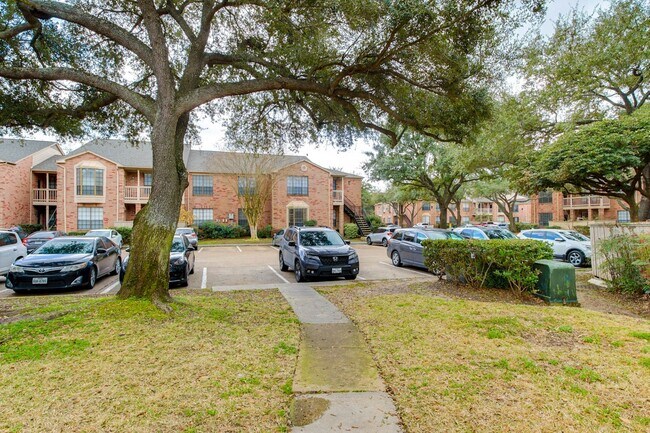 Building Photo - 2255 Braeswood Park Dr