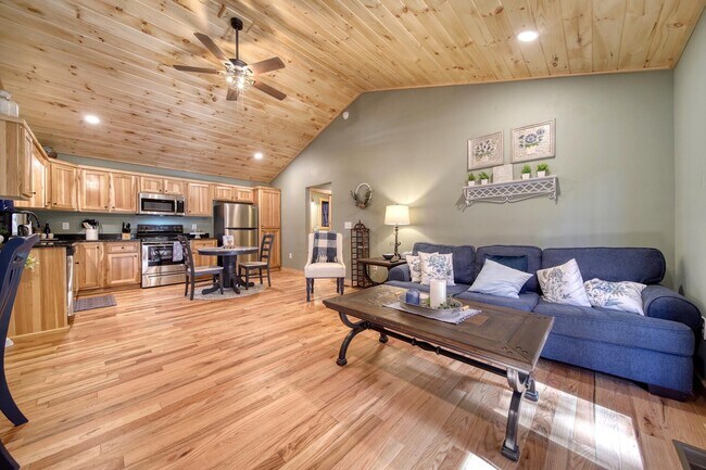 Building Photo - 60 Deer Vly Ln