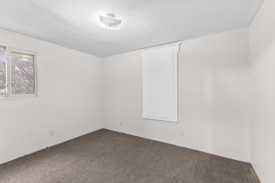 Building Photo - 922 Dakin St