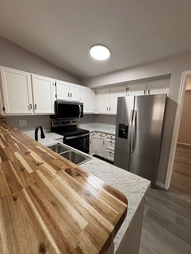 Building Photo - Newly Remodeled 3 Bedroom 2 Bath Home on Huge Corner Lot