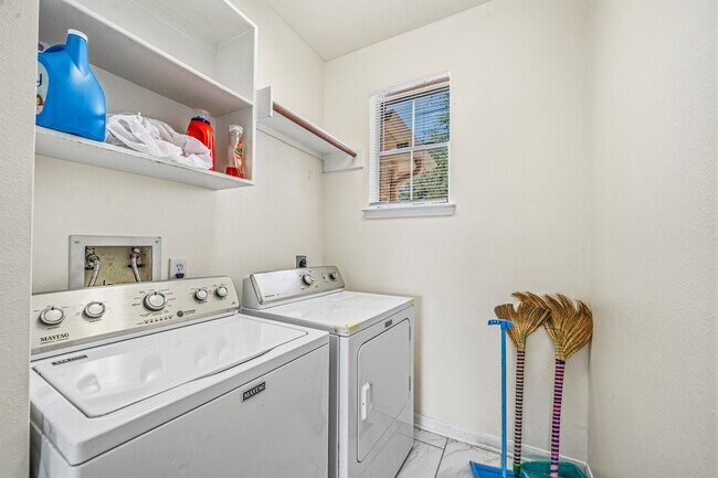 Building Photo - 9641 Weldridge Dr