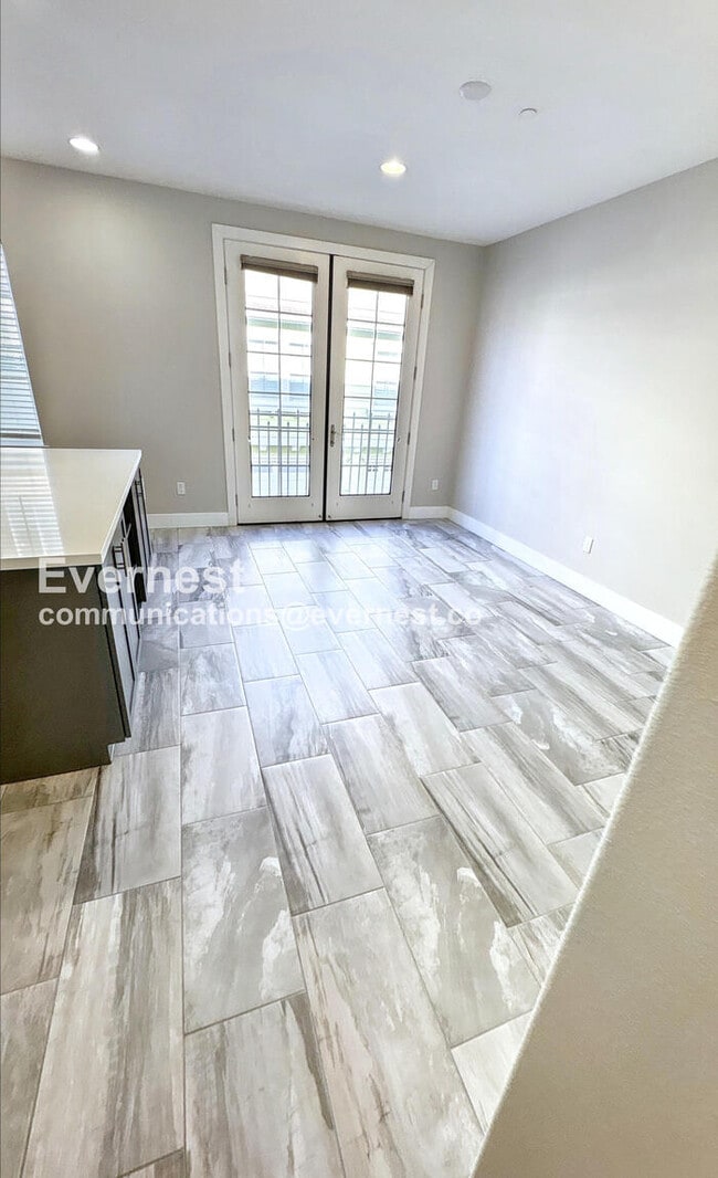 Building Photo - 404 Longden Ave