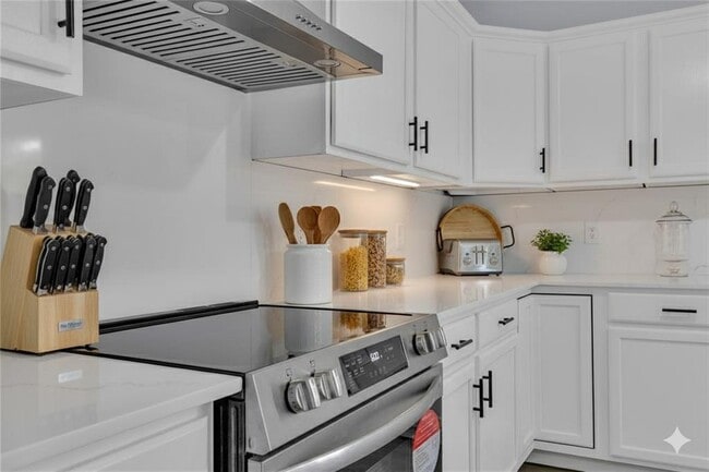 Building Photo - 544 N Elm Ave