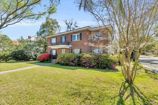 Building Photo - 2 bedroom off of Historic Victory Drive and minutes from Daffin Park