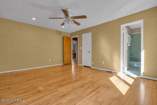 Building Photo - 691 Sussex Ct