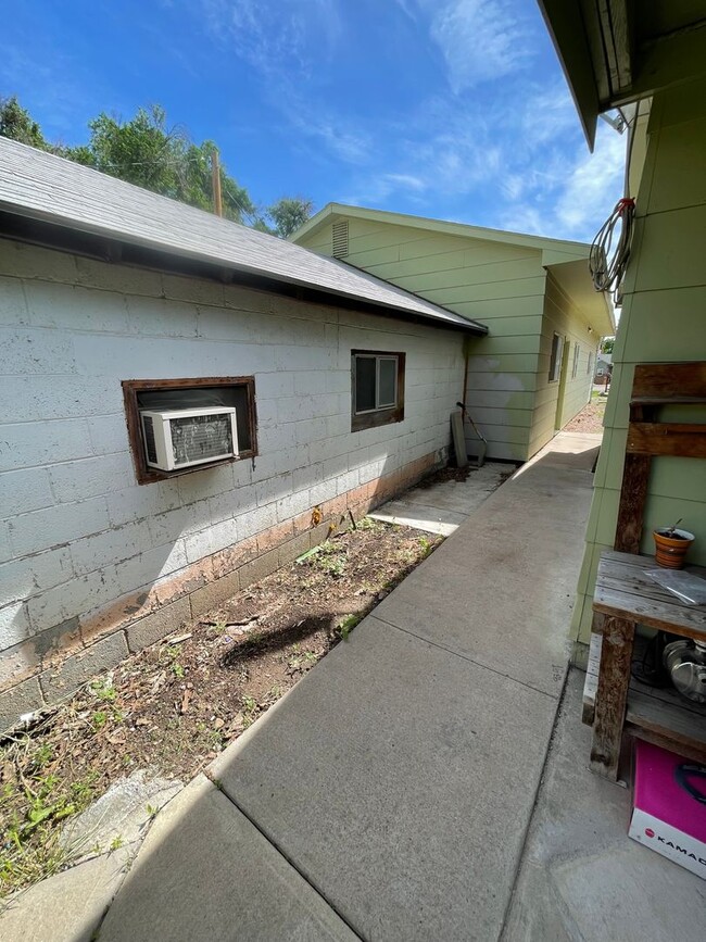 Building Photo - 4 Bedroom Home with Large Shop