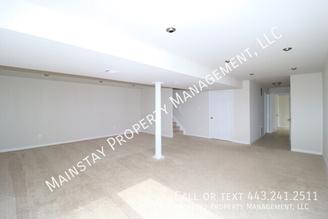 Building Photo - Beautiful 5 Bedroom SFH in Family Friendly...