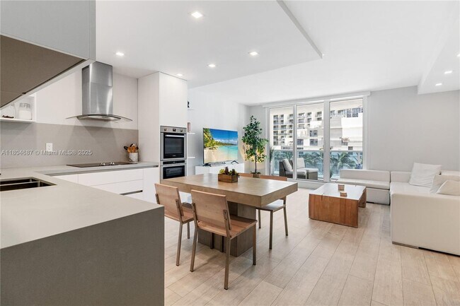 Primary Photo - 2301 Collins Ave