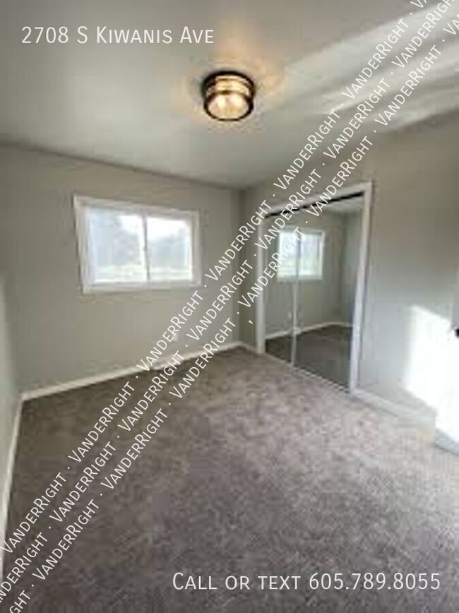 Building Photo - 2708 S Kiwanis Ave
