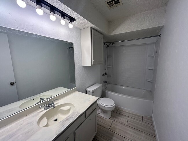 Building Photo - South Tulsa gem!