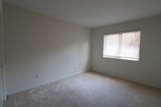 Building Photo - Great Shared Space For Rent