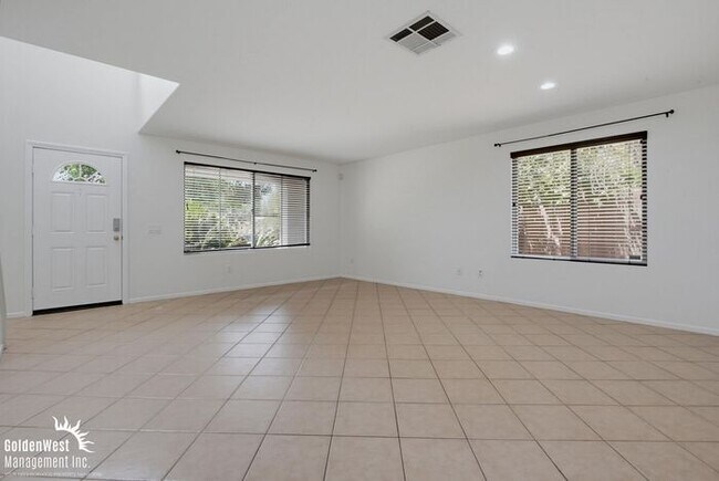 Building Photo - Bright & Spacious 4Bdm and 3Ba Home in Escondido!