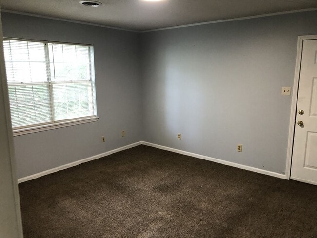 Building Photo - 726 Robindale Dr