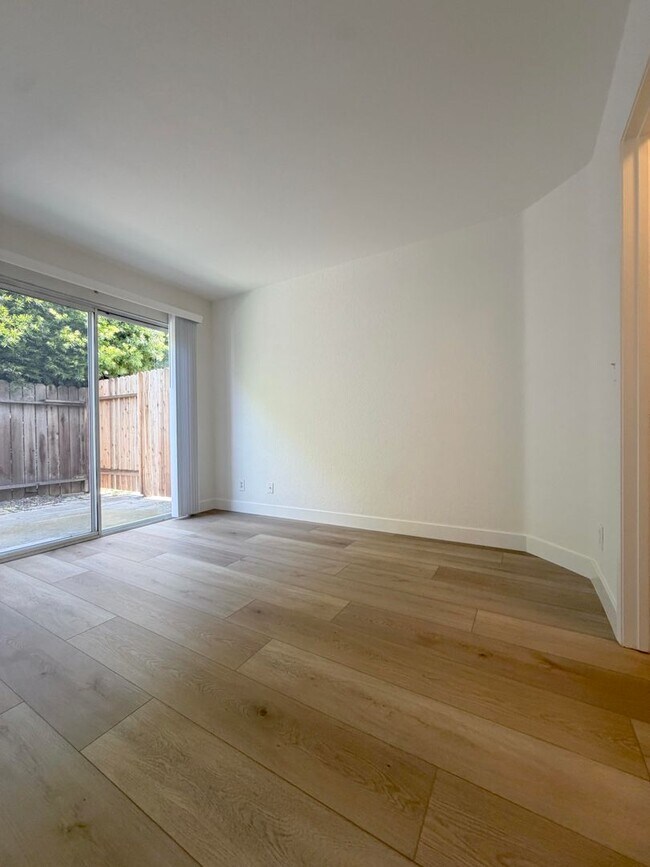 Building Photo - Alhambra Dr